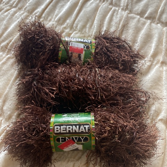 Huge Bundle of fancy yarn- Bernard-Lion Brand- - Picture 5 of 10